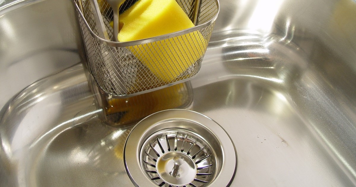 キッチン排水溝の臭いを掃除でカット！パーツ別対処と予防対策